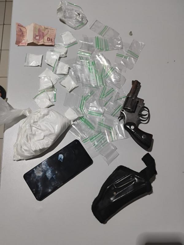 Polícia Militar apreende arma de fogo e drogas em Nazaré do Piauí.(Imagem:Divulgação/PM)