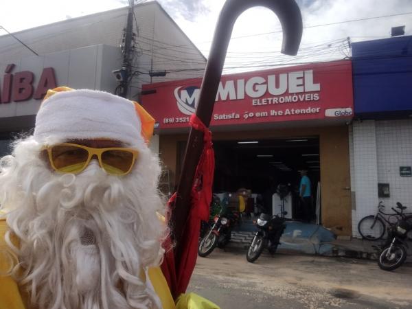 Repórter Amarelinho se veste de Papai Noel para manter viva a magia do Natal em Floriano.(Imagem:FlorianoNews)