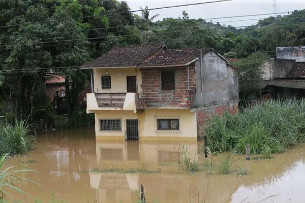 O número de pessoas desabrigadas em razão das chuvas no sul da Bahia caiu pelo segundo dia seguido, de acordo com informações da Defesa Civil estadual.  Em 30 de dezembro, 37.035 d(Imagem:Reprodução)