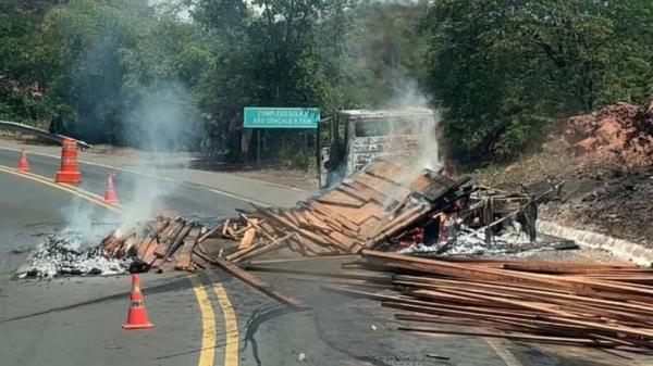 Caminh&atilde;o com carga de madeira pega fogo na BR-135, no Sul do Piau&iacute;.(Imagem:Diego Oliveira)