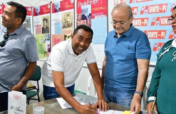 Sílvio Mendes e Joel assinam carta compromisso com professores da rede pública.(Imagem:Divulgação)