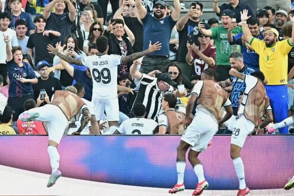 Igor Jesus e jogadores do Botafogo - PSG - Copa do Mundo de Clubes.(Imagem:Frederic J. Brown / AFP)