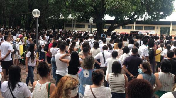  Centenas de pessoas participaram de vigília em homenagem à estudante morta na UFPI.(Imagem:Lívia Ferreira/g1 )