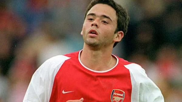 Juan na passagem pelo Arsenal em 2001/02: foram dois jogos pelo clube.(Imagem:Reprodução/Arsenal.com)