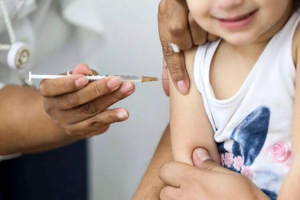 Intervalo entre doses proposto pelo Ministério da Saúde é superior ao recomendado pela fabricante do imunizante.(Imagem:Marcelo Camargo/Agência Brasil)