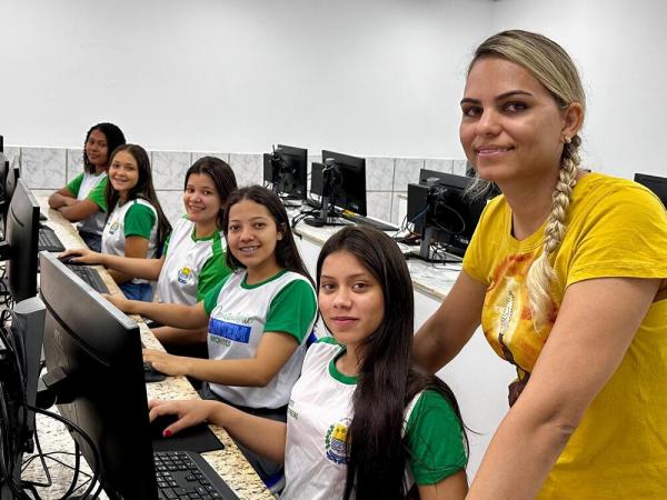 Contrata&ccedil;&atilde;o de institui&ccedil;&atilde;o especializada para capacita&ccedil;&atilde;o dos professores garante continuidade da disciplina nas escolas em todo o estado.(Imagem:Ascom Seduc)