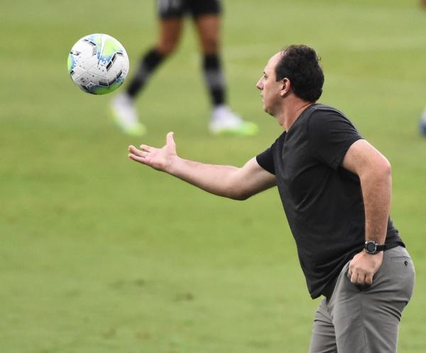 O treinador explicou ainda que a opção por manter Gustavo Henrique como titular foi por causa da altura dos atacantes do Botafogo, Pedro Raul e Matheus Babi, ambos com mais de 1,90(Imagem:Reprodução)