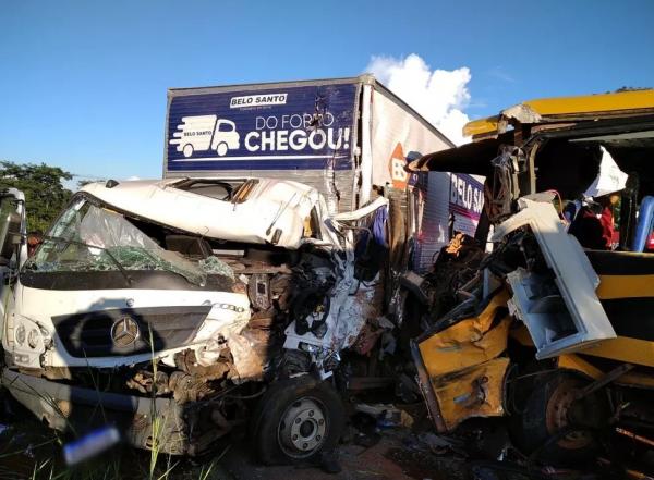 Ônibus escolar transportando crianças colide contra caminhão e caminhonete na BR-135, no Sul do Piauí.(Imagem:Polícia Rodoviária Federal)