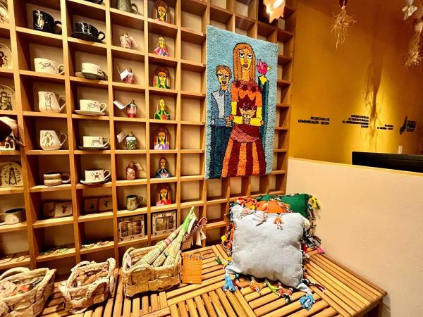 O espa&ccedil;o refor&ccedil;a a valoriza&ccedil;&atilde;o do artesanato piauiense e promove a exposi&ccedil;&atilde;o e comercializa&ccedil;&atilde;o de pe&ccedil;as produzidas por artes&atilde;os de diversas regi&otilde;es do estado.(Imagem:Ascom Sudarpi)