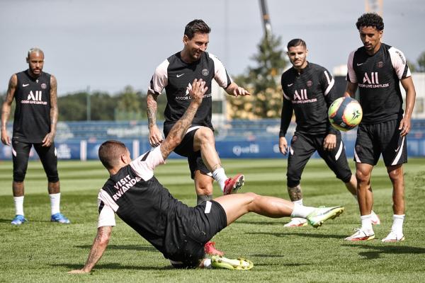 Observado por Neymar e Marquinho, Messi participar do primeiro treino no PSG(Imagem:Reprodução)