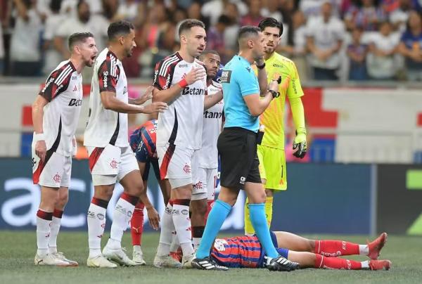 Expulsão de Danilo foi determinante para atuação do Flamengo contra o Bahia.(Imagem:Jhony Pinho/AGIF)