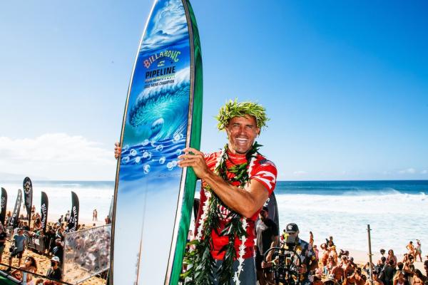 Após a vitória em Pipeline com 49 anos e prestes a completar 50 no próximo dia 11 de fevereiro, Slater admitiu estar ainda em choque. Questionado sobre o que ainda pode fazer pelo(Imagem:Reprodução)