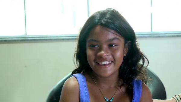 Menina chora ao ganhar implante capilar após perder os cabelos em tratamento de saúde.(Imagem:TV Clube)