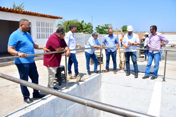 Vereadores de Floriano acompanham visita a obra do Esgotamento Sanitário no município.(Imagem:CMF)
