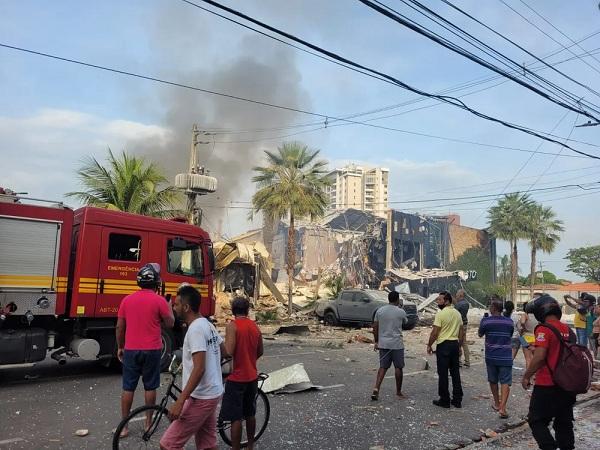  Explosão de restaurante em Teresina atraiu muitos curiosos.(Imagem: Reinaldo Junior )