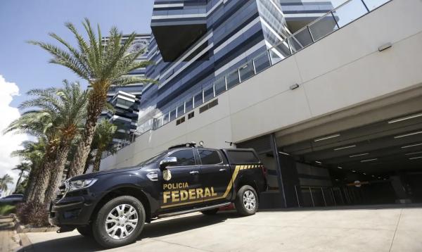 Movimenta&ccedil;&atilde;o no pr&eacute;dio sede da Pol&iacute;cia Federal, que ouve Bolsonaro e mais sete envolvidos no caso da venda de joias.(Imagem:Marcelo Camargo/Ag&ecirc;ncia Brasil)