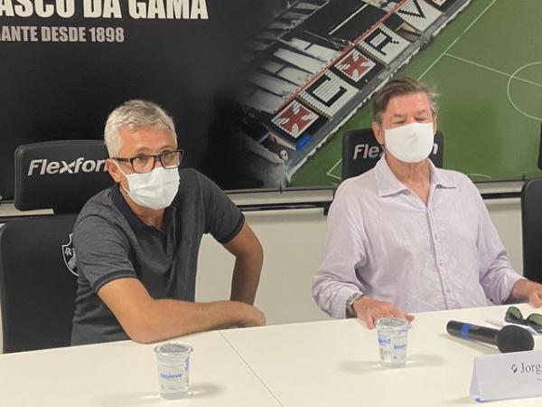 Campello e Salgado na coletiva do presidente eleito em São Januário.(Imagem: Marcelo Baltar)