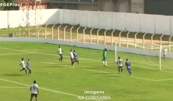 Goleiro marca gol contra bizarro em partida do Campeonato Piauiense.(Imagem:Nova TV Floriano)