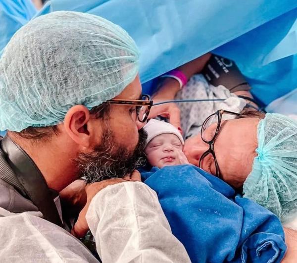 Juliano Cazarré e Letícia Cazarré com a filha Maria Guilhermina.(Imagem:Reprodução/Instagram)