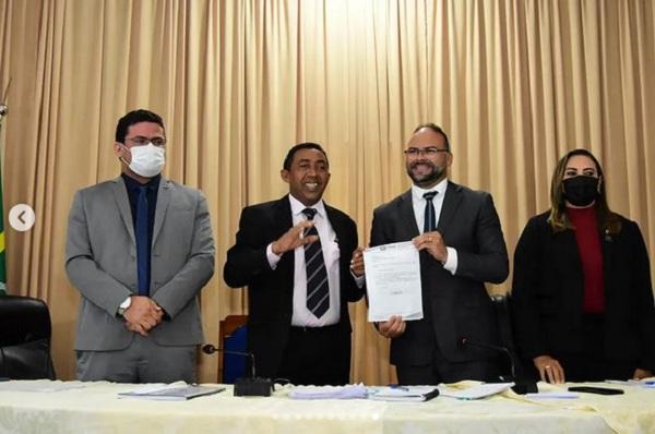 Câmara Municipal de Floriano recebe das mãos do prefeito Joel Rodrigues carta de renúncia de mandato.(Imagem:Reprodução/Instagram)