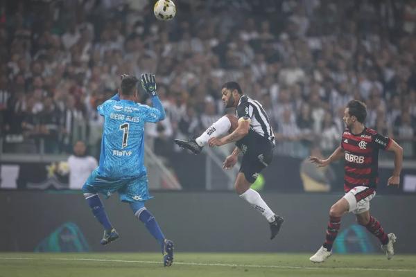  Hulk no momento em que chuta a bola para o gol do Atlético-MG no Flamengo.(Imagem:Atlético-MG )