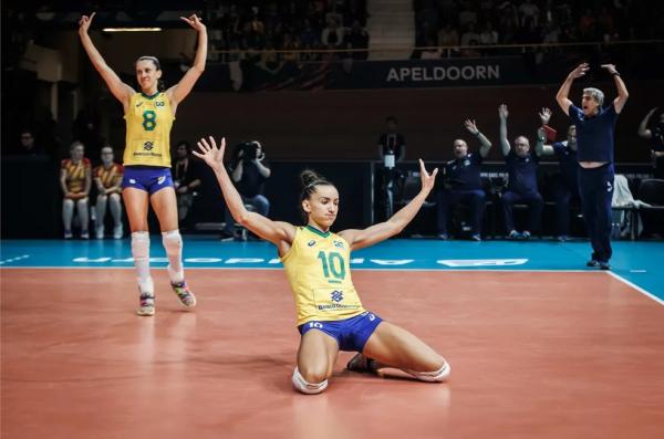 Gabi festeja ponto contra a Itália.(Imagem:Divulgação/FIVB)