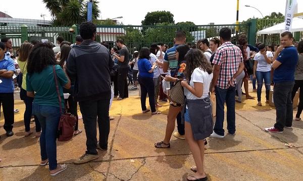 Alunos aguardam abertura dos portões para prova do ENEM.(Imagem:Valter Campanato/ Agência Brasil)