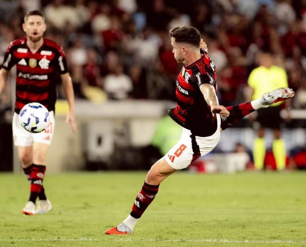 Jorginho e Saúl elevam desempenho dos jogadores de frente do Flamengo.(Imagem:Adriano Fontes/Flamengo)
