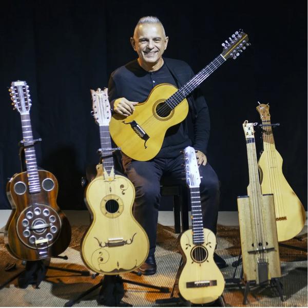 Roberto Corrêa posa com os seis tipos de viola brasileira, todos presentes no 20º álbum do artista(Imagem:Divulgação)