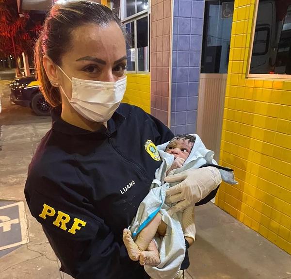  Agentes da PRF realizam parto dentro de veículo em frente a posto de fiscalização em Teresina.(Imagem: Divulgação/PRF )