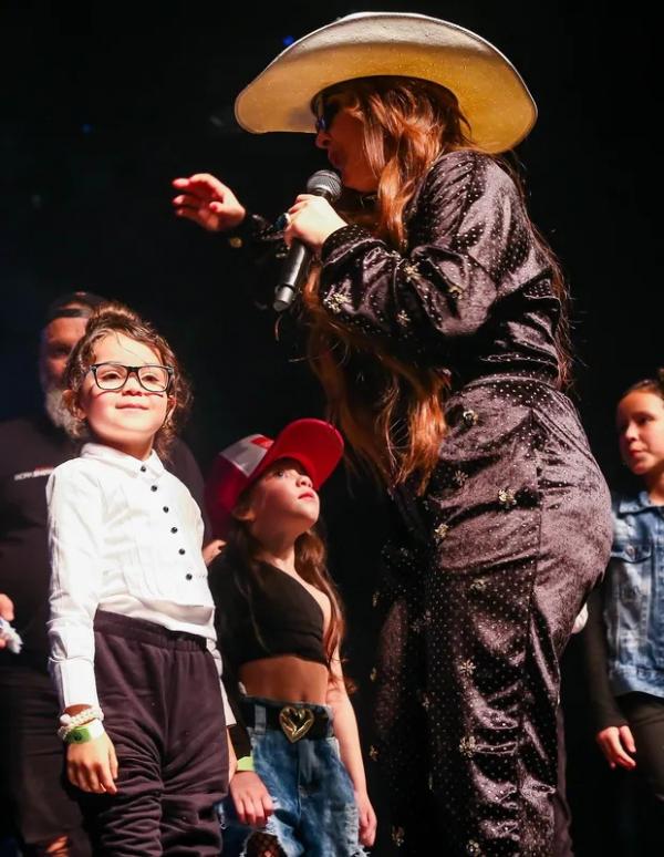 Maiara e Maraisa recebem fã mirim vestida de Marília Mendonça no palco.(Imagem:Manuela Scarpa/Brazil News)