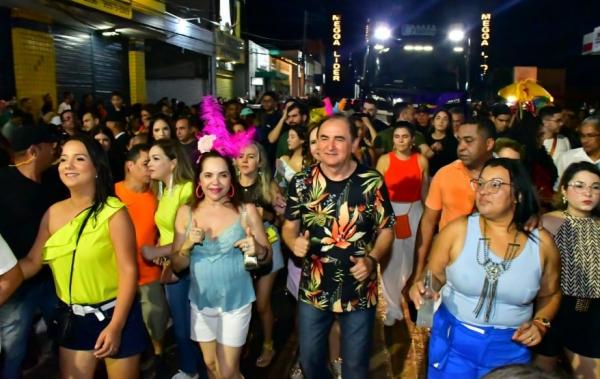 Segundo arrastão com Dany Melody fez multidão delirar de alegria no carnaval de Floriano.(Imagem:Secom)