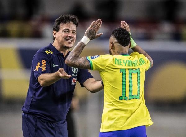Fernando Diniz comemora gol de Neymar em vitória sobre a Bolívia.(Imagem:Pedro Martins / Foto FC)