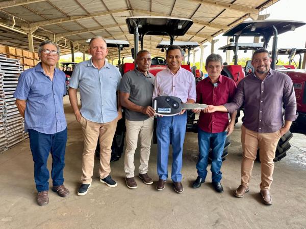 Vereador Edvaldo recebe trator em Teresina para fortalecer a agricultura familiar em Floriano.(Imagem:Ascom)