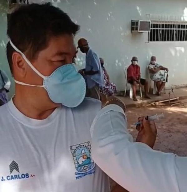 Em Corrente, Sul do Piauí, o subtenente J. Carlos foi o primeiro profissional a receber a dose do imunizante.(Imagem:Reprodução/Polícia Militar)