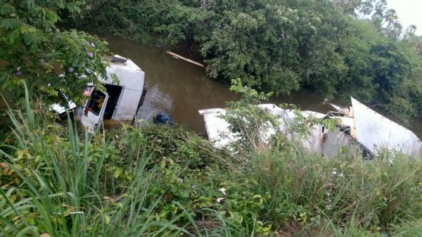 Caminhão cai dentro de riacho após colisão com carro na BR-343 em Campo Maior, no Piauí(Imagem:Divulgação)