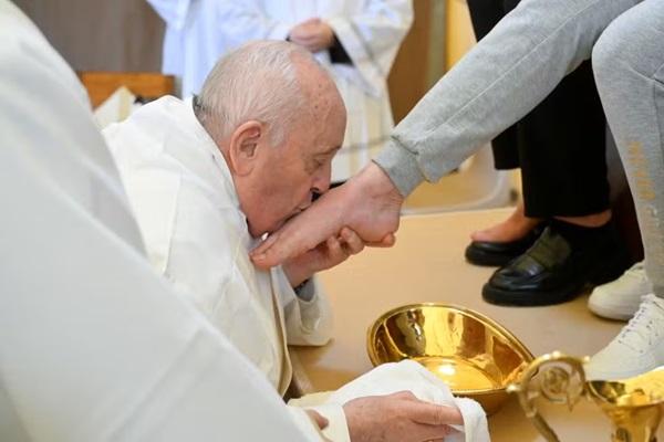 Papa Francisco beija pé de uma mulher encarcerada na Itália na última quinta (28)(Imagem:Vatican Media/Via Reuters)