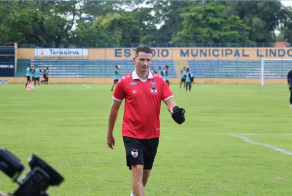  Técnico Gerson Gusmão, do River-PI.(Imagem:Julio Costa/ge)