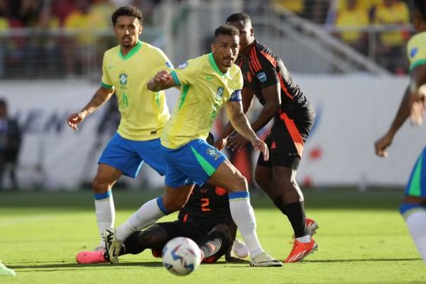 Danilo e Marquinhos em Brasil x Colômbia(Imagem:Mark Leech/Offside/Offside via Getty Images)