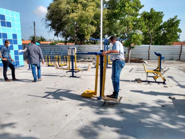 Prefeito Joel visita obras da academia popular no Conjunto Novo Retiro(Imagem:FlorianoNews)