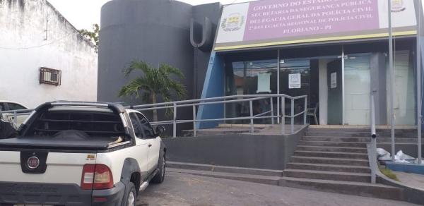 Juiz manda soltar o próprio filho preso por embriaguez ao volante na Delegacia Civil de Floriano.(Imagem:Aparecida Santana/TV Clube)