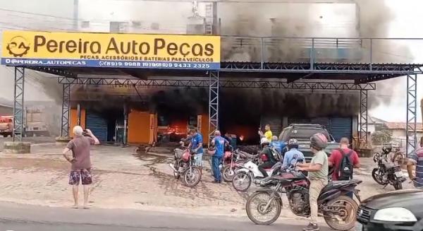 Incêndio de grandes proporções atinge loja de autopeças em Floriano.(Imagem:Reprodução)