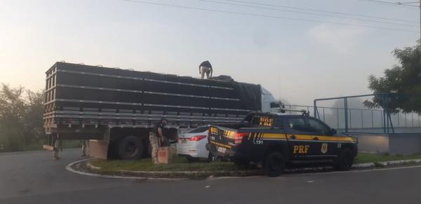 Caminhão transportava cigarros contrabandeados em Piracuruca.(Imagem:Divulgação/PRF)