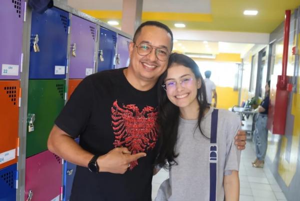  O professor de redação Samuel Sousa e a aluna Ana Carolina Damasceno. (Imagem: Andrê Nascimento/g1 )