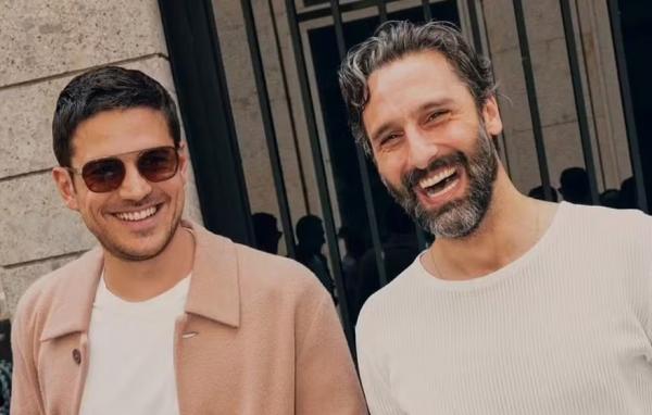 Marco Pigossi e o cineasta italiano Marco Calvani em foto durante viagem a Milão, em junho de 2023.(Imagem:Reprodução/Instagram)