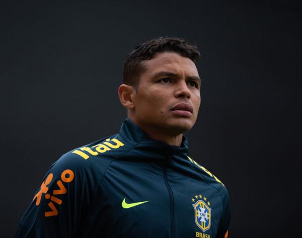 O zagueiro Thiago Silva, que está de saída do PSG após oito temporadas, está muito próximo de acertar um contrato com o Chelsea, de acordo com a ESPN.  Segundo o site, o vínculo do(Imagem:Divulgação)