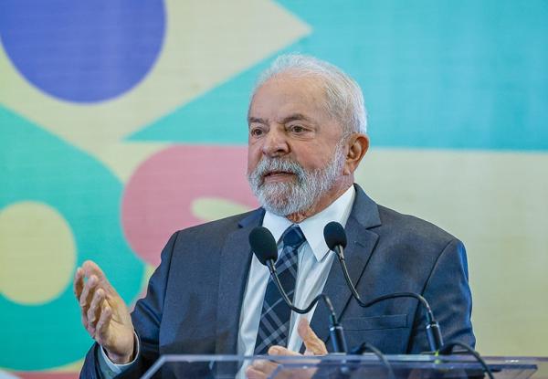 Lula chama Bolsonaro de 