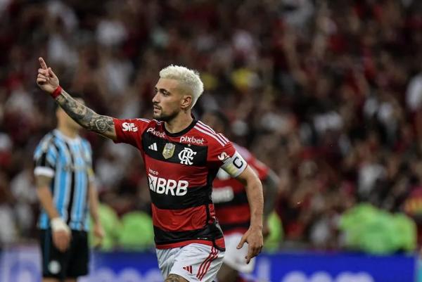 Arrascaeta comemora seu gol durante partida do Flamengo contra o Grêmio no Maracanã pela Copa do Brasil.(Imagem:Thiago Ribeiro/AGIF)