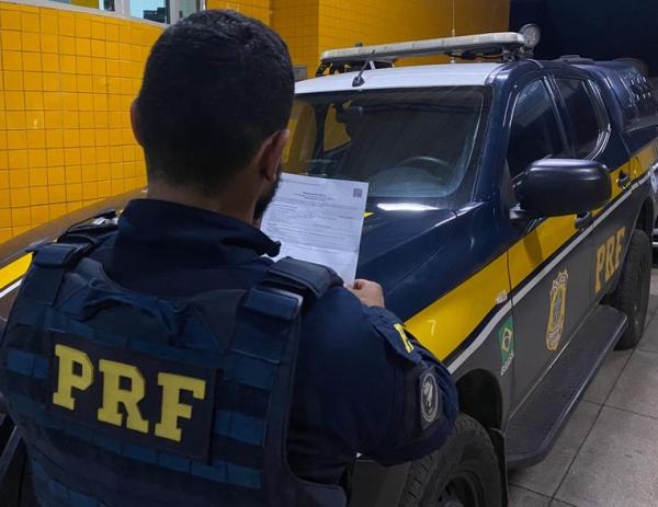 O homem de 36 anos possuía um mandado de prisão expedido em outubro de 2022 e estava foragido da Justiça de Alagoas.(Imagem:Divulgação/PRF)