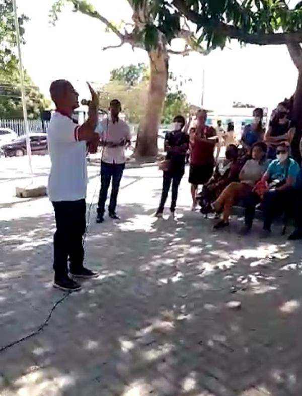 Servidores municipais realizam protesto em frente à Prefeitura de Floriano(Imagem:Reprodução)